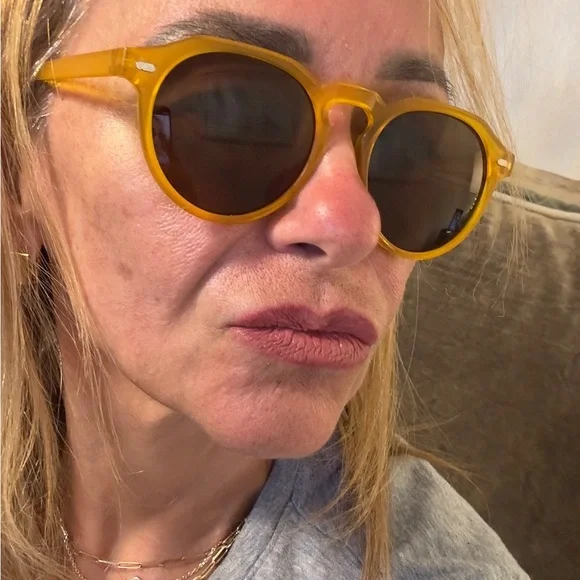 Stylish Yellow Sunglasses - Picture 4 of 5